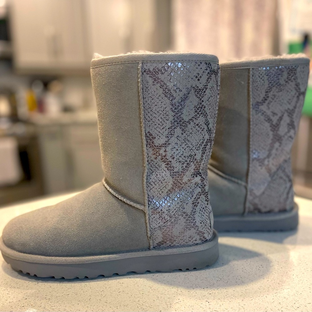 Women’s Ugg Gray snakeskin Sz 7 Boots